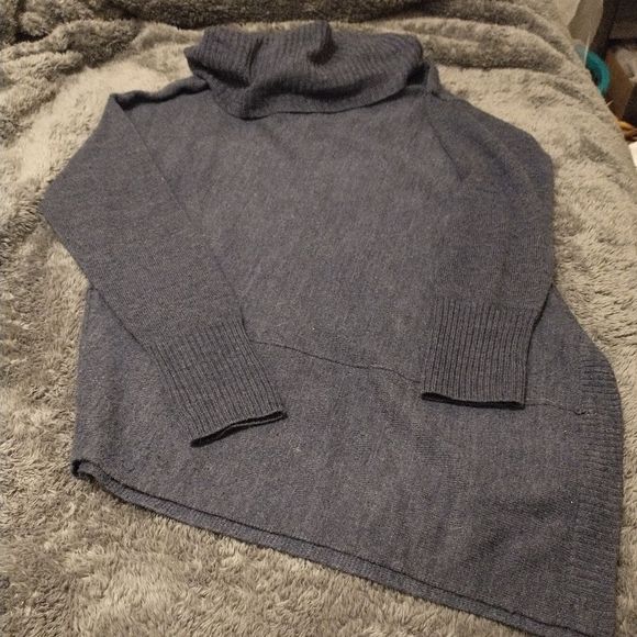 Linda Matthews Sweaters - 🎈3/$12 Asymmetrical Sweater!!!